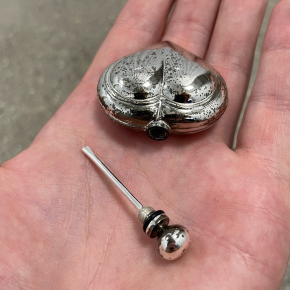 Vintage Silver-tone Heart Shaving Perfume Decanter W/ dabber & carrying bag - Picture 8 of 10